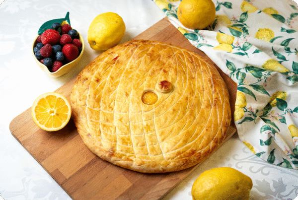 Hausgemachter Zitronenkuchen aus Blätterteig mit Zitronen-Curd in Wien