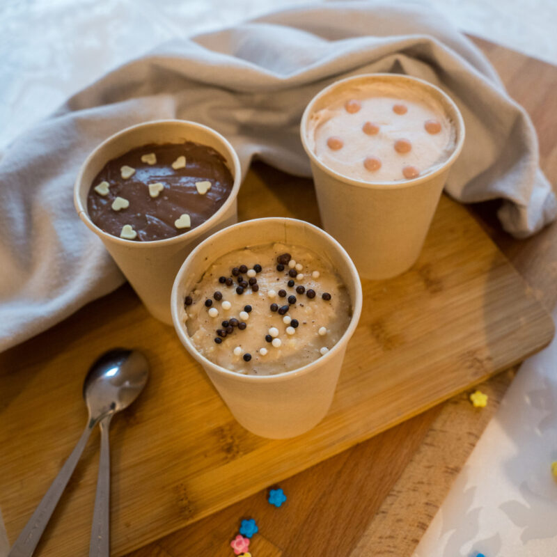 Karamell-Trifle im Glas mit Karamellbiskuit und Karamellcreme in Wien