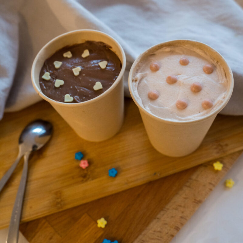 Vanille-Trifle im Glas mit Vanillecreme und Erdbeermarmelade in Wien