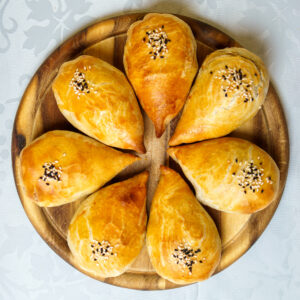 Hausgemachte Samsa mit Rindfleisch für Catering in Wien