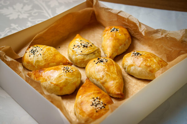 Hausgemachte Veggie-Samsa mit Kürbis für Catering in Wien