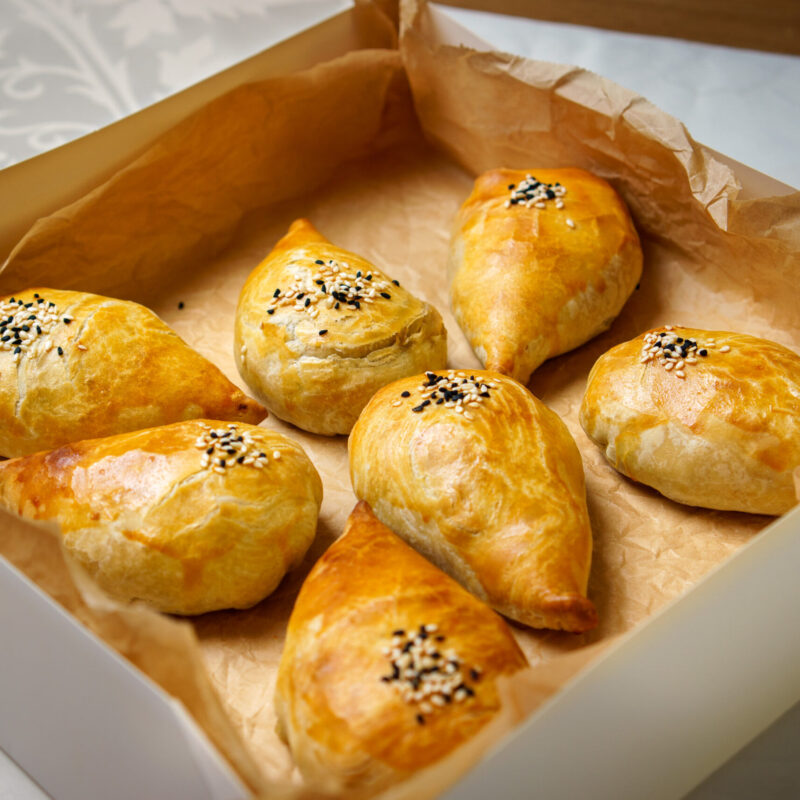 Hausgemachte Veggie-Samsa mit Kürbis für Catering in Wien