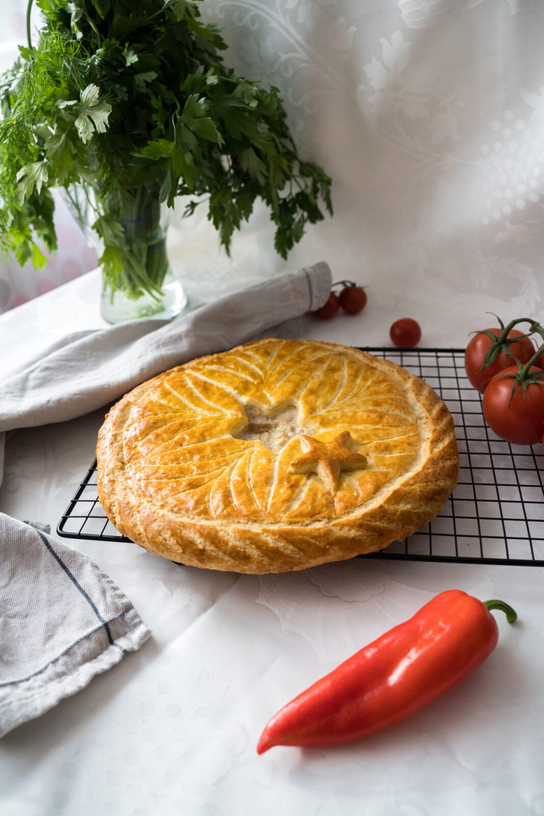 Hausgemachter Hühnerkuchen aus Blätterteig mit Hähnchenfilet in Wien