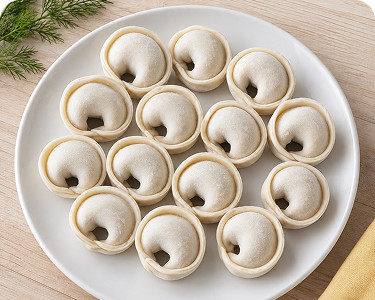 Hausgemachte Pelmeni mit Hähnchen tiefgekühlt in Wien